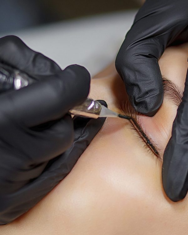 Permanent,Make,Up,Eyeliner,Procedure,,Applying,On,Young,Girl.,Close-up.